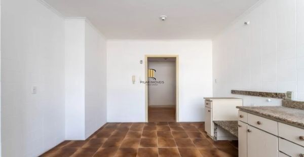 Apartamento no Petrópolis de 3 dormitórios e 2 vagas