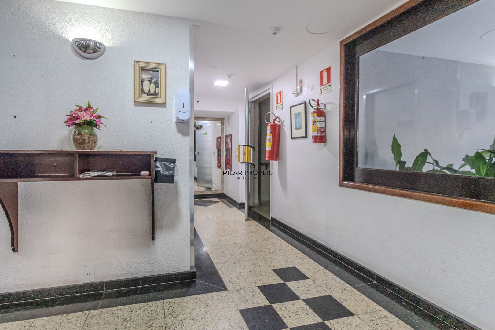 Apartamento de 2 dormitórios com dependência e vaga no bairro Santana DESOCUPADO