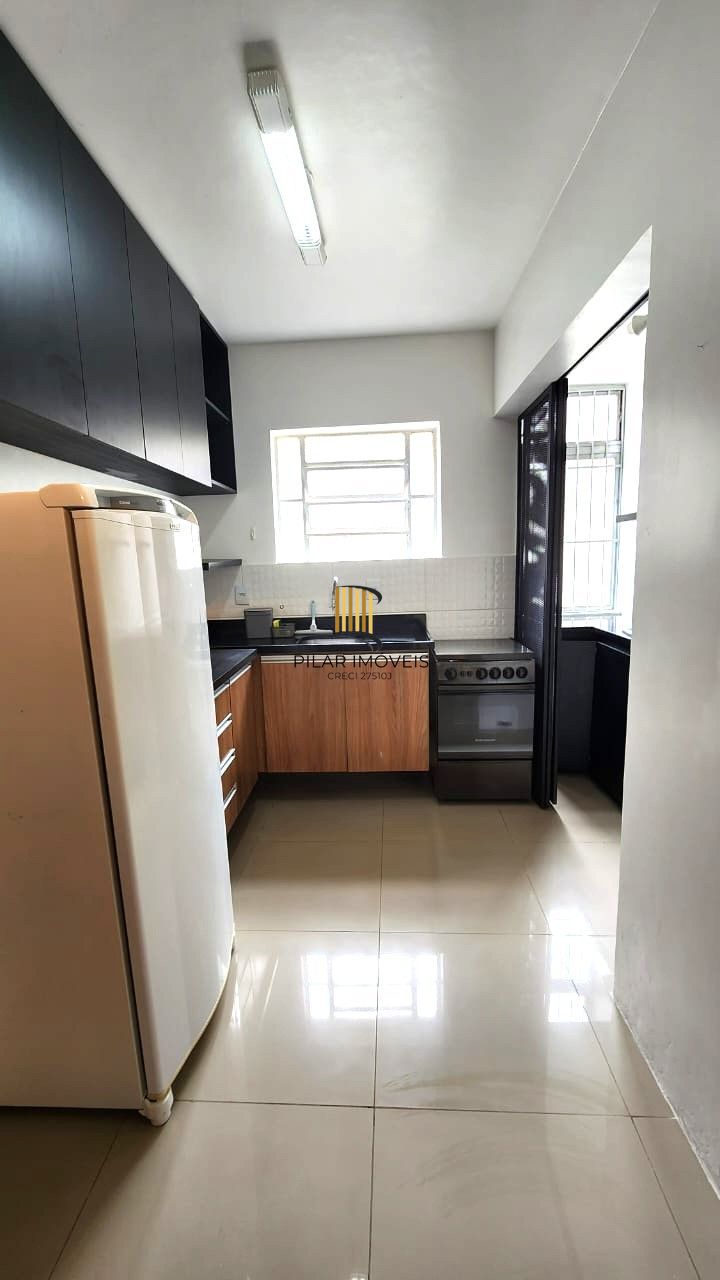 Apartamento no Petrópolis de 2 dormitórios REFORMADO