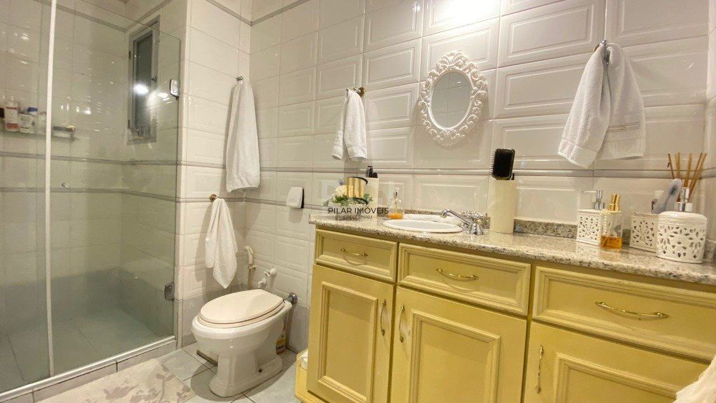 APTO SEMI MOBILIADO NO CENTRO DE GRAMADO, com lareira , sacada , churrasqueira