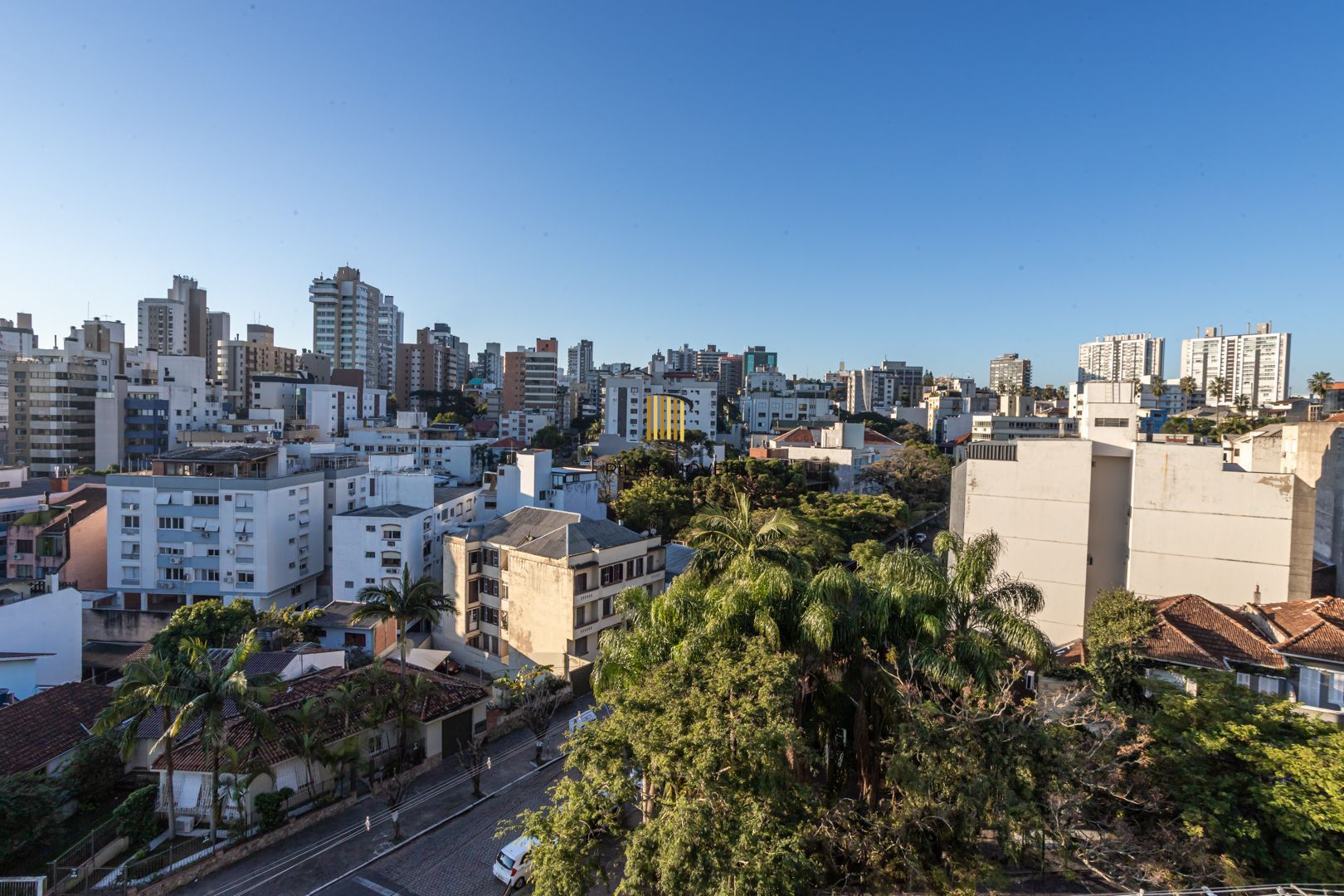 Apartamento no Petrópolis de 2 dormitórios dependência e vaga desocupado