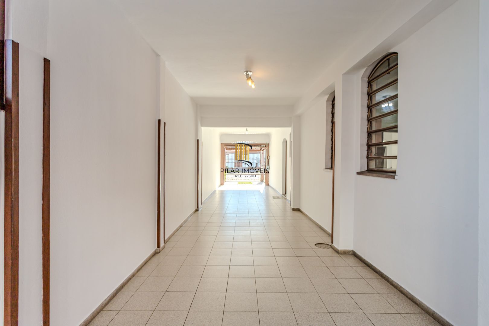 Casa no Partenon com 4 dormitórios e 4 vagas DESOCUPADA