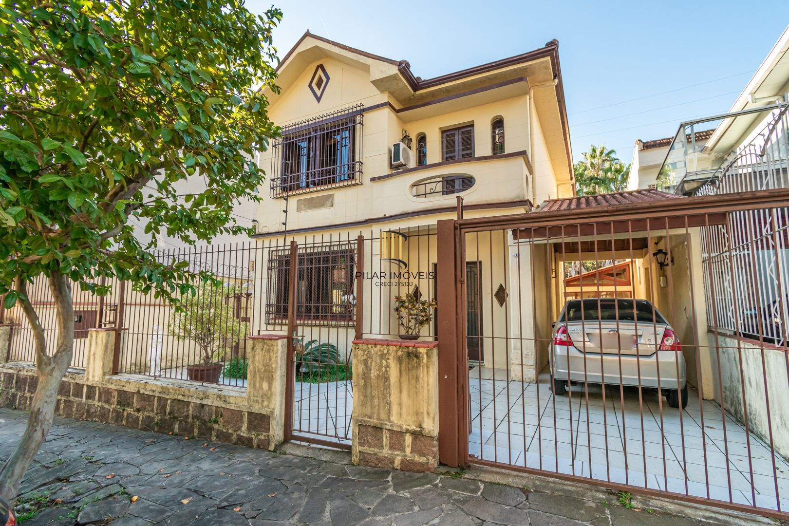 Casa 3 dormitórios no bairro Azenha