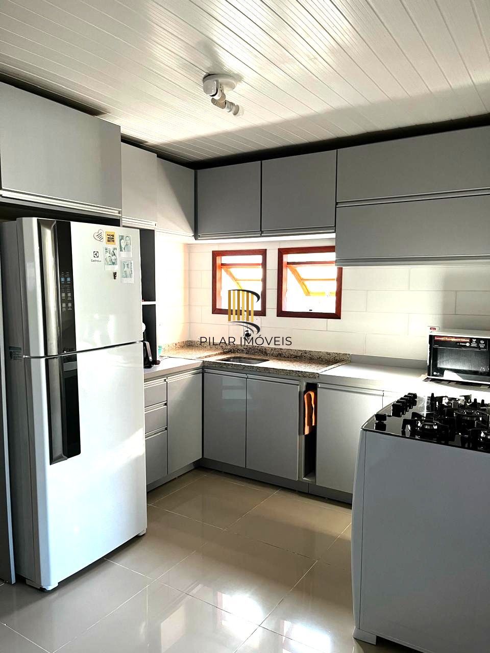 Casa térrea de 3 dormitórios e amplo pátio