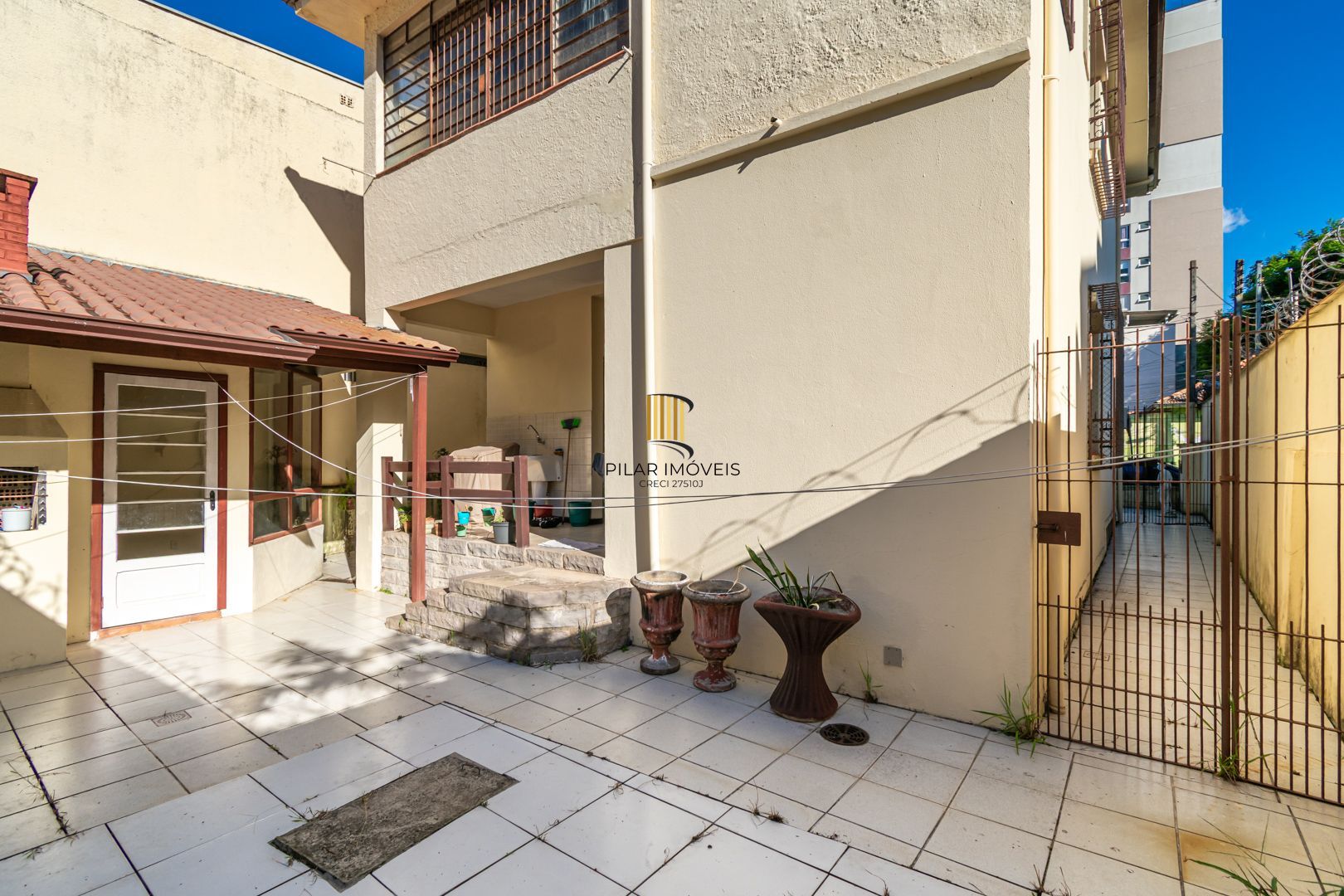 Casa 3 dormitórios no bairro Azenha