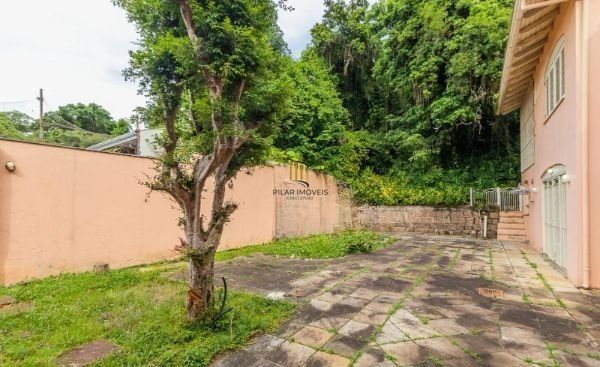 CASA DESOCUPADA E SEMI MOBILIADA, COM SUÍTE MASTER, SACADA, VISTA PANORÂMICA, EM AMPLO TERRENO NO SANTA TEREZA
