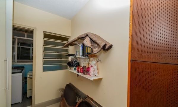 Apartamento no bairro Tristeza de 2 dormitórios e dependência