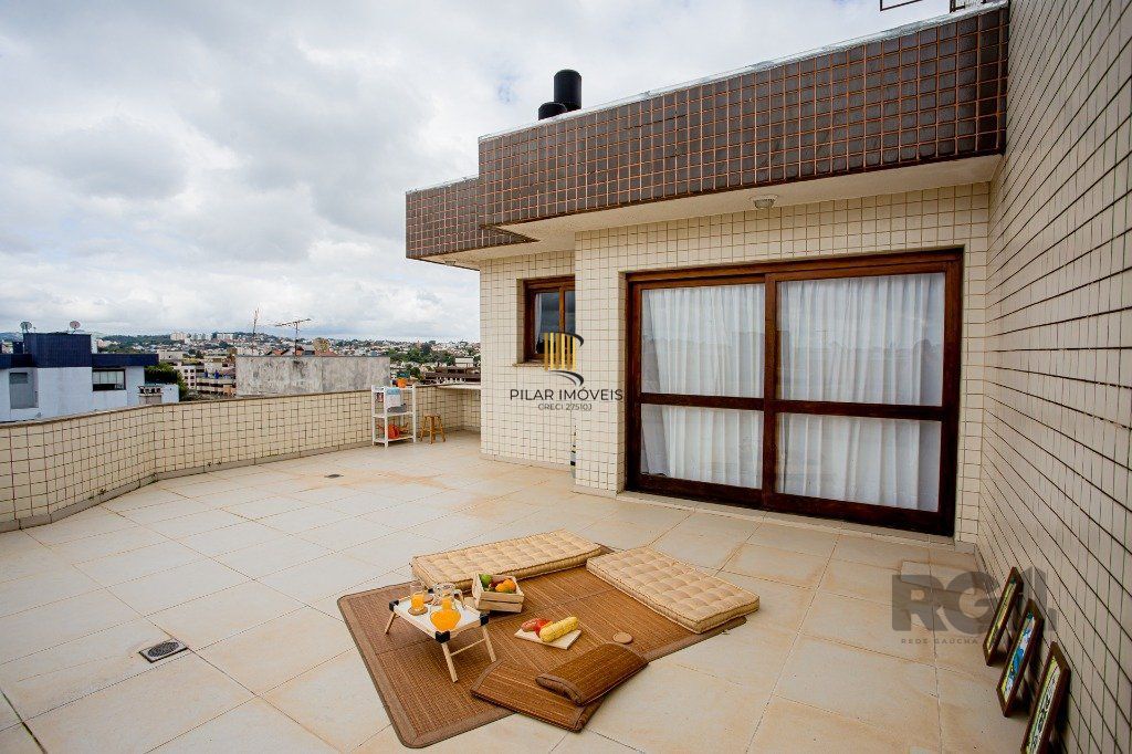 Cobertura no Jardim Planalto, de 3 dormitórios e 2 vagas com 260m²
