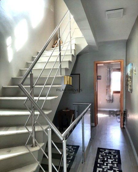 Sobrado triplex no Partenon de 3 dormitórios e 2 vagas