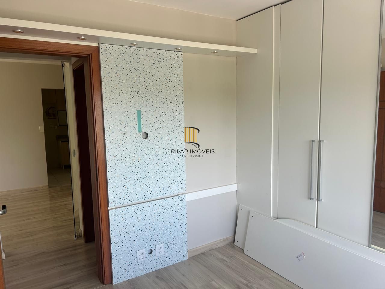 Apartamento no Cristal de 2 dormitórios, dependência e vaga