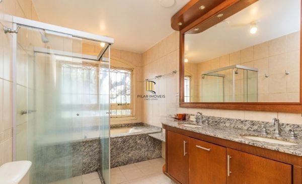 CASA DESOCUPADA E SEMI MOBILIADA, COM SUÍTE MASTER, SACADA, VISTA PANORÂMICA, EM AMPLO TERRENO NO SANTA TEREZA