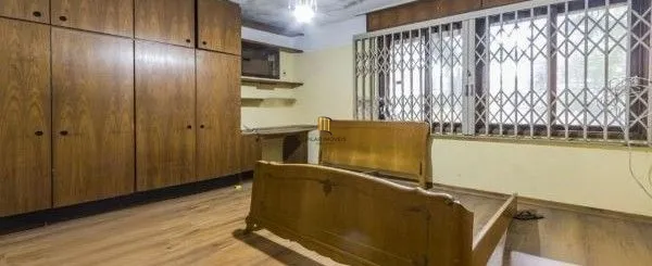 Casa sobrado no bairro Auxiliadora de 5 dormitórios e 4 vagas