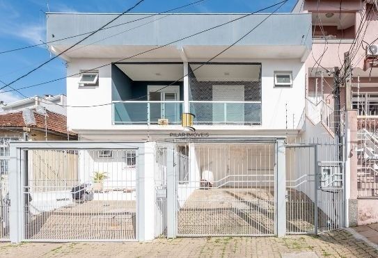 Casa sobrado no bairro Vila Ipiranga de 3 dormitórios e 2 vagas