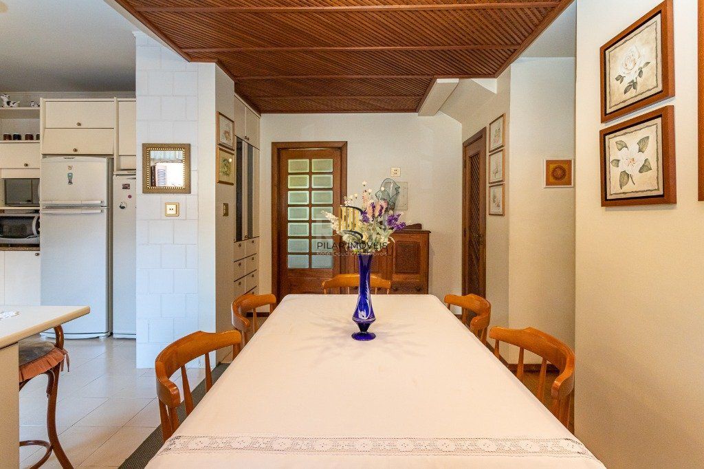 Casa sobrado no Partenon de 3 dormitórios e amplo pátio
