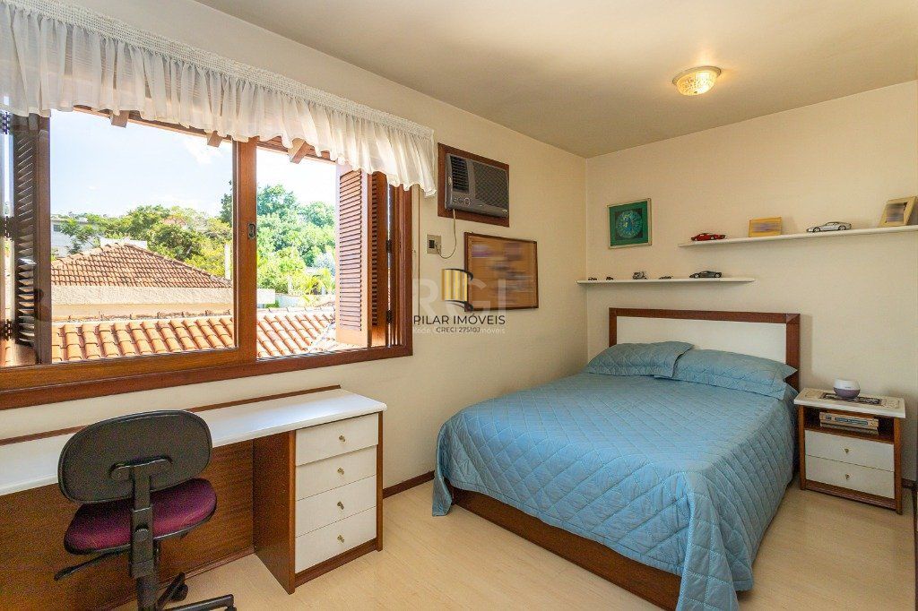 Casa sobrado no Partenon de 3 dormitórios e amplo pátio