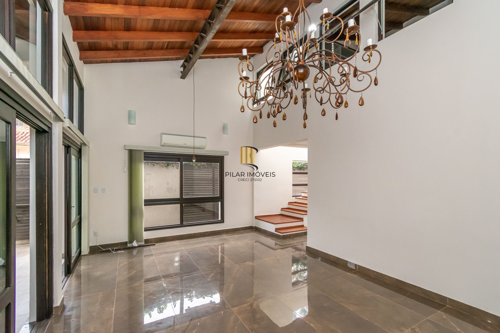 Casa sobrado no bairro Cristal de 3 dormitórios e 3 vagas