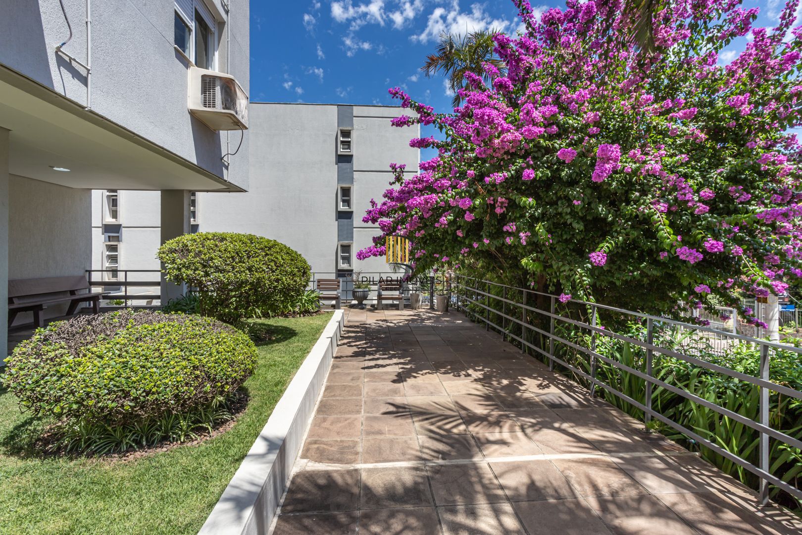 Apartamento no Petrópolis de 2 dormitórios dependência e vaga desocupado