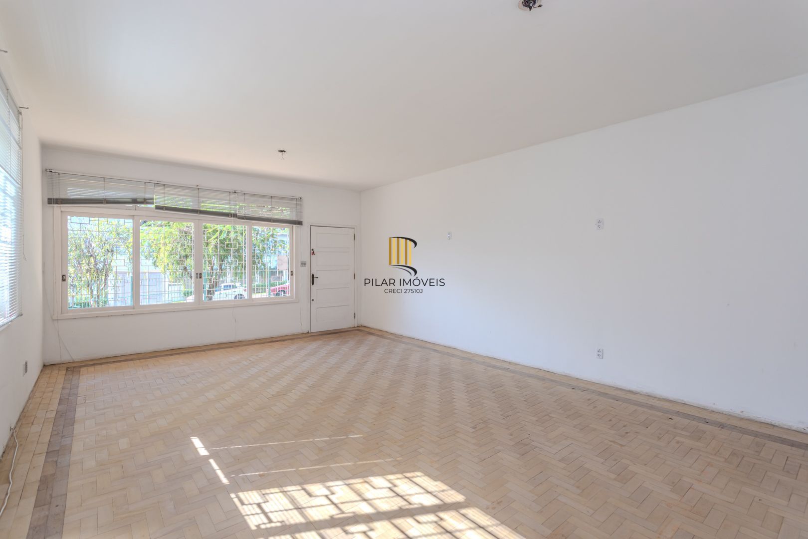 Casa no Menino Deus de 3 dormitórios e 5 vagas DESOCUPADA