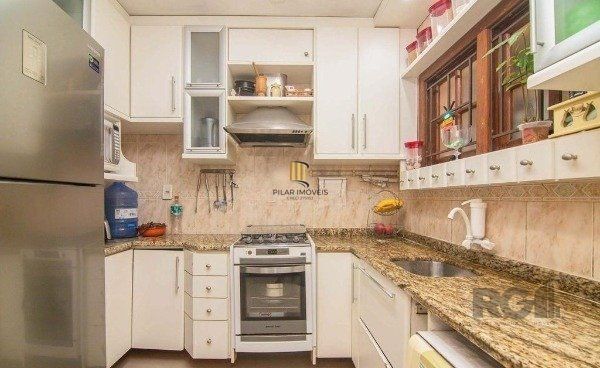 Casa no bairro Camaquã de 4 dormitórios e 2 vagas