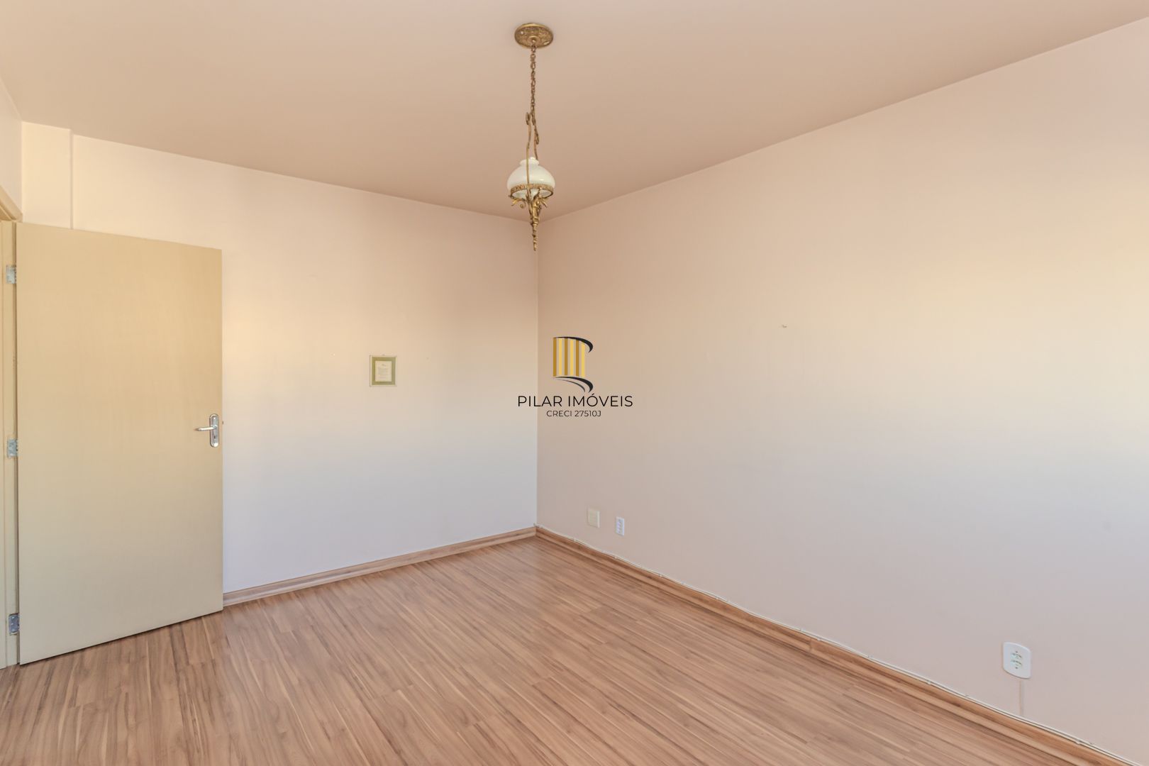 Apartamento de 2 dormitórios com dependência e vaga no bairro Santana DESOCUPADO