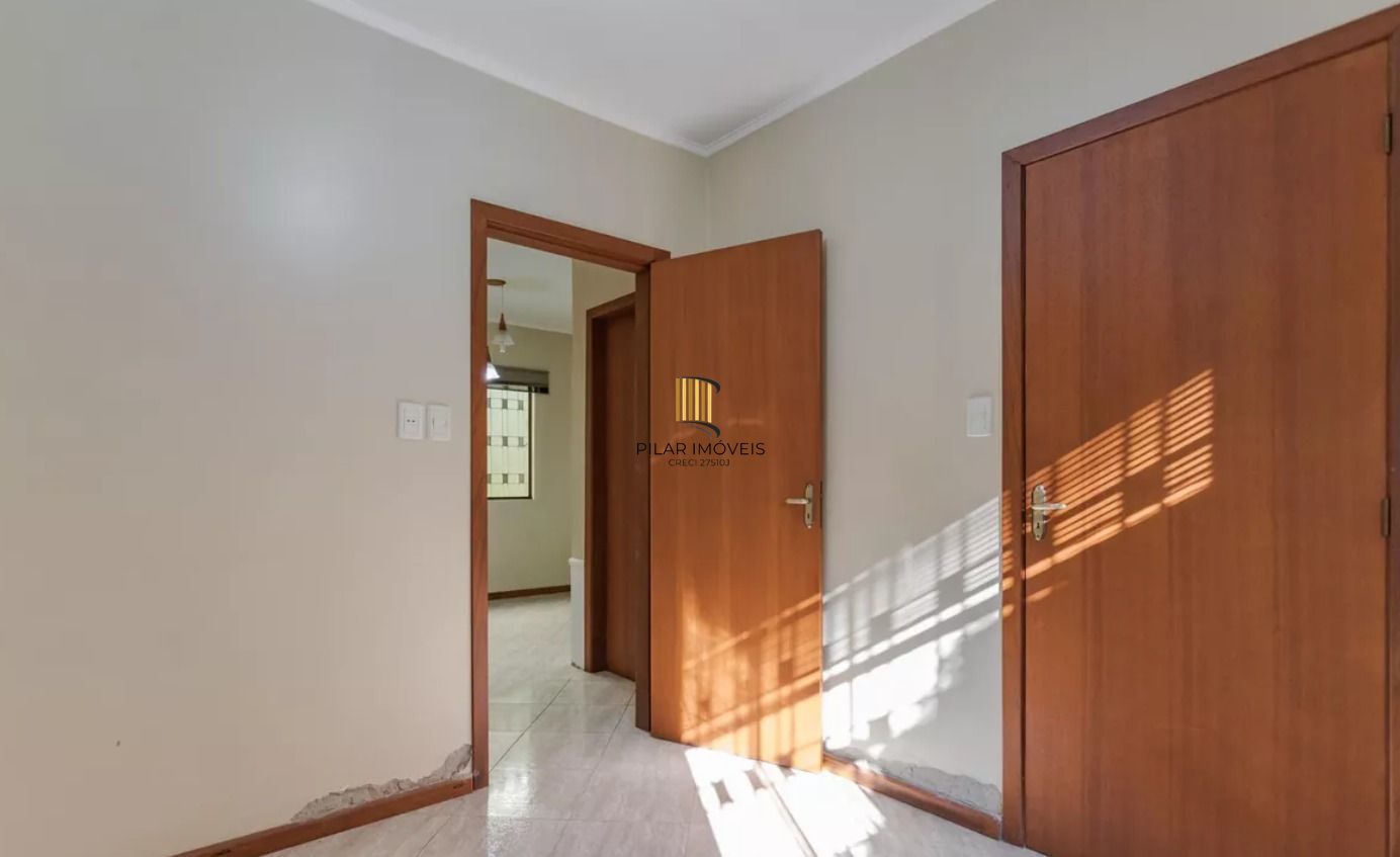 Casa no bairro Jardim Sabará de 4 dormitórios e 3 vagas DESOCUPADA