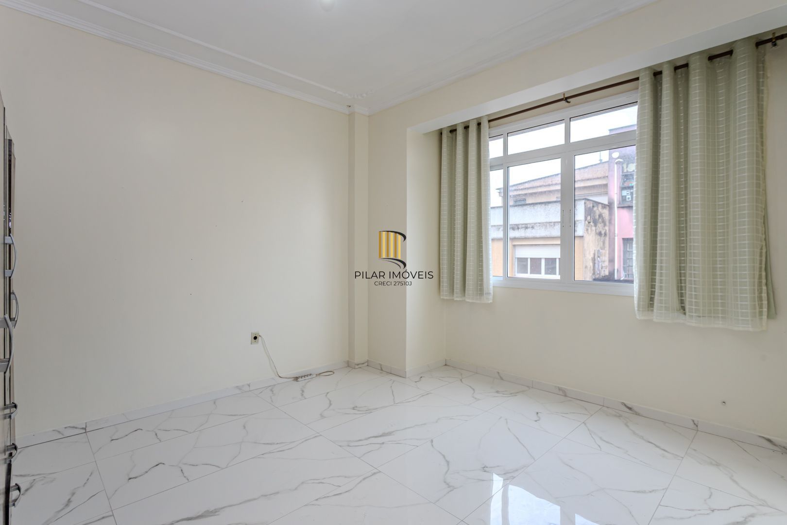 apto de 03 DOR. no centro todo reformado, desocupado. 8 andar elevador