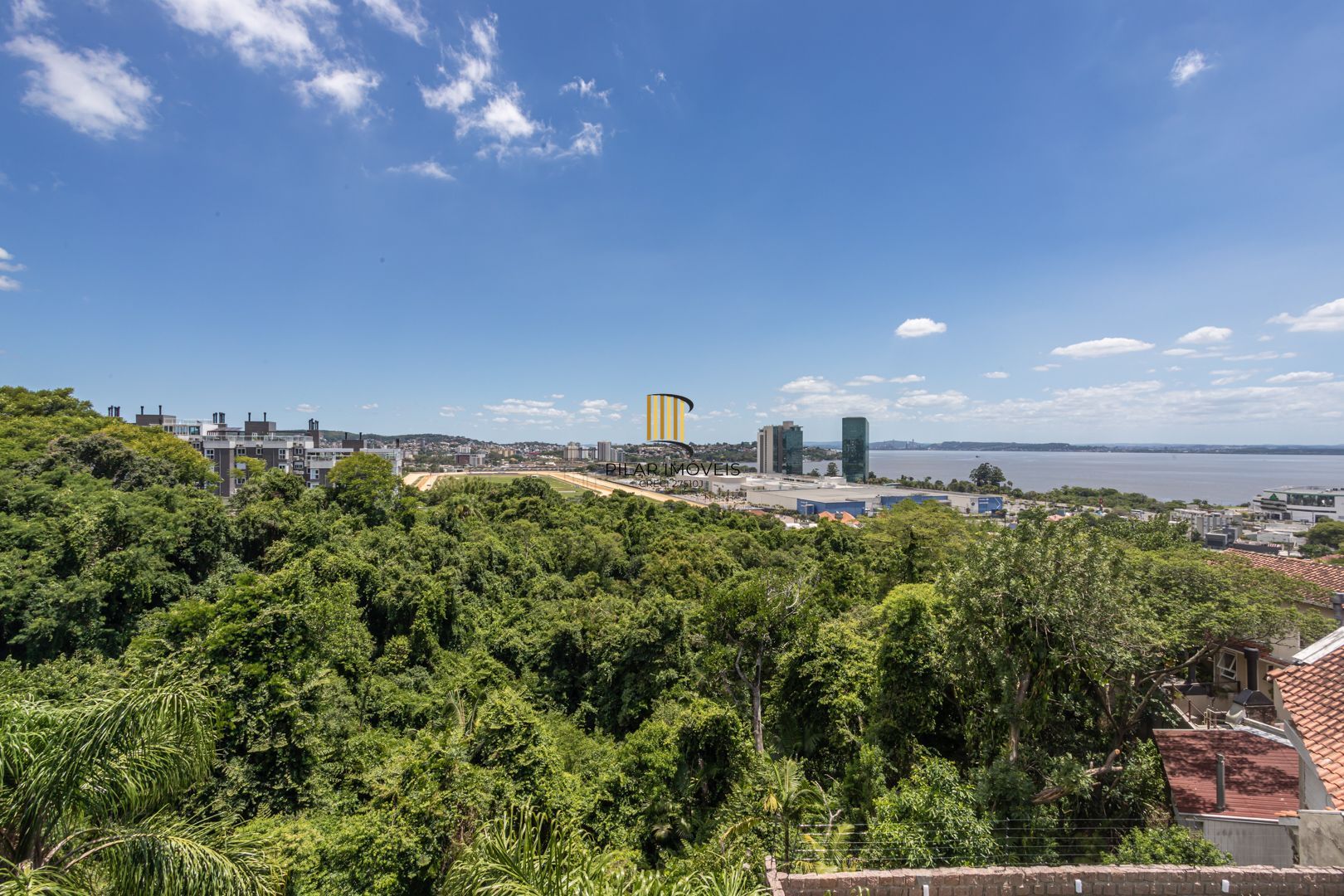 COBERTURA MOBILIADA COM VISTA PARA O GUAÍBA