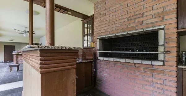 Casa sobrado no bairro Auxiliadora de 5 dormitórios e 4 vagas