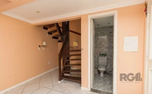 Sobrado no bairro Tristeza de 3 dormitórios e vaga DESOCUPADO