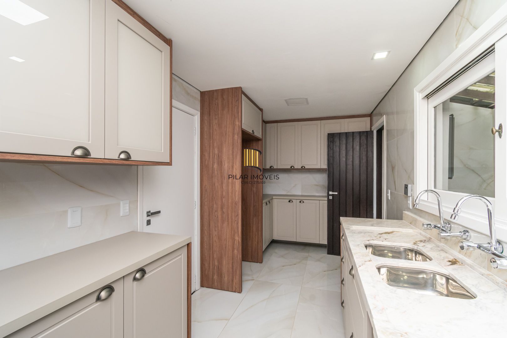 Casa sobrado no bairro Cristal de 3 dormitórios e 3 vagas