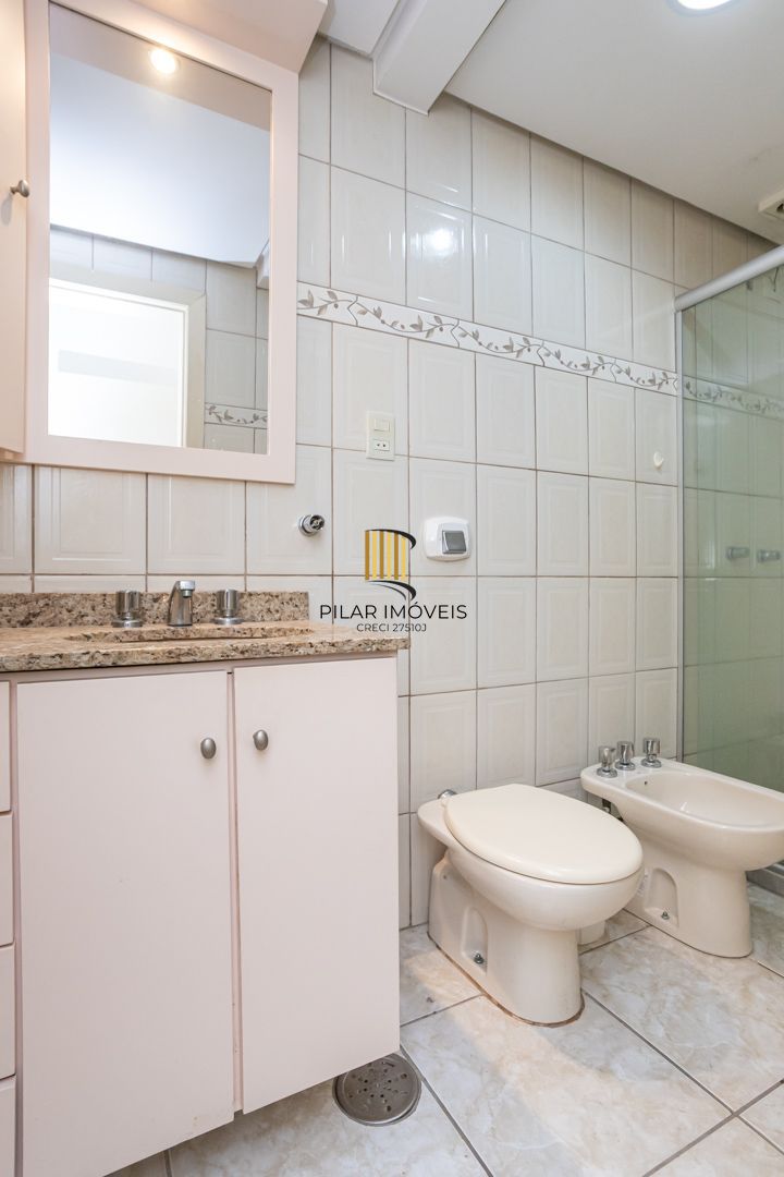 Apartamento no Petrópolis de 2 dormitórios dependência e vaga desocupado