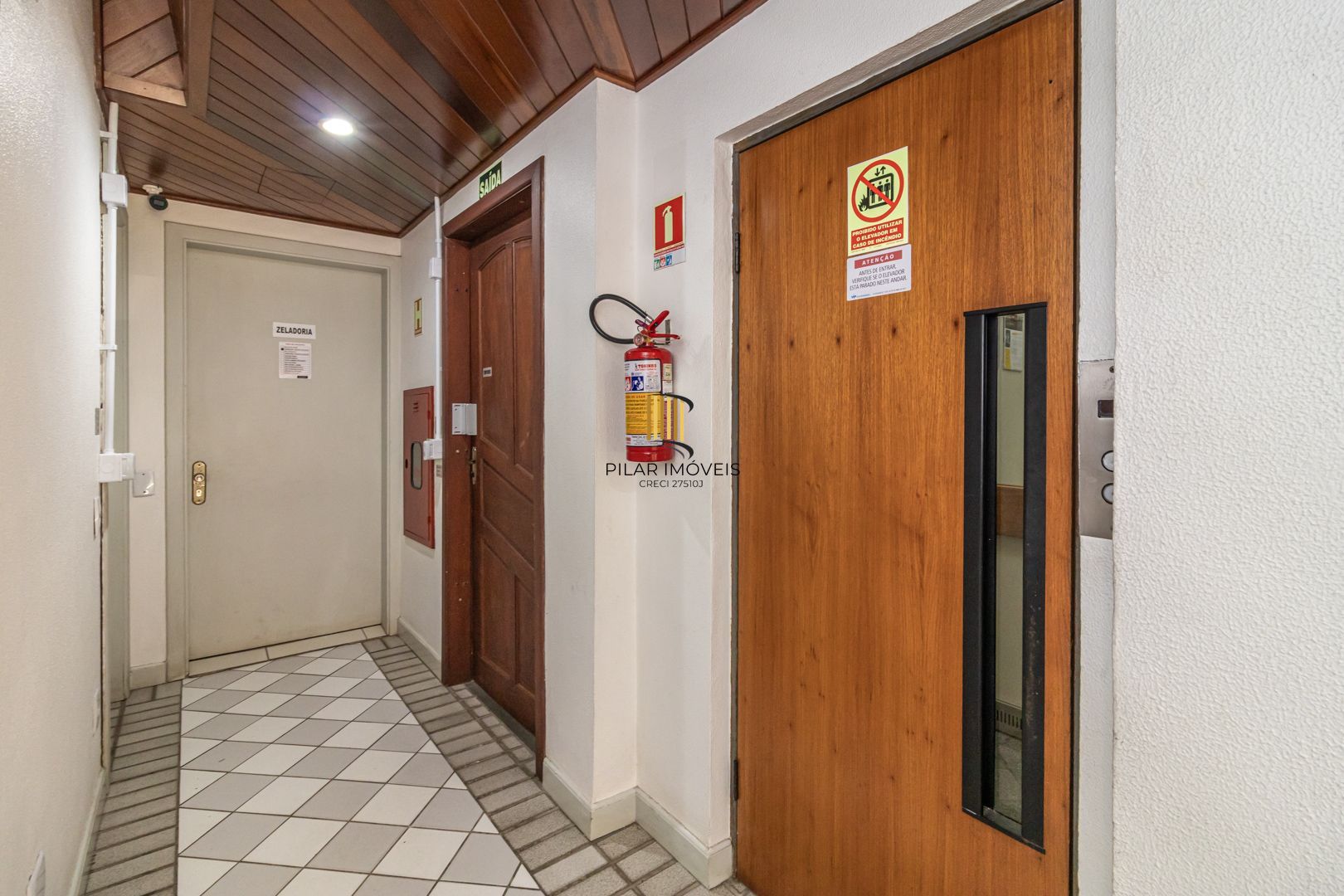 Cobertura no Menino Deus de 3 dormitórios e 2 vagas DESOCUPADO