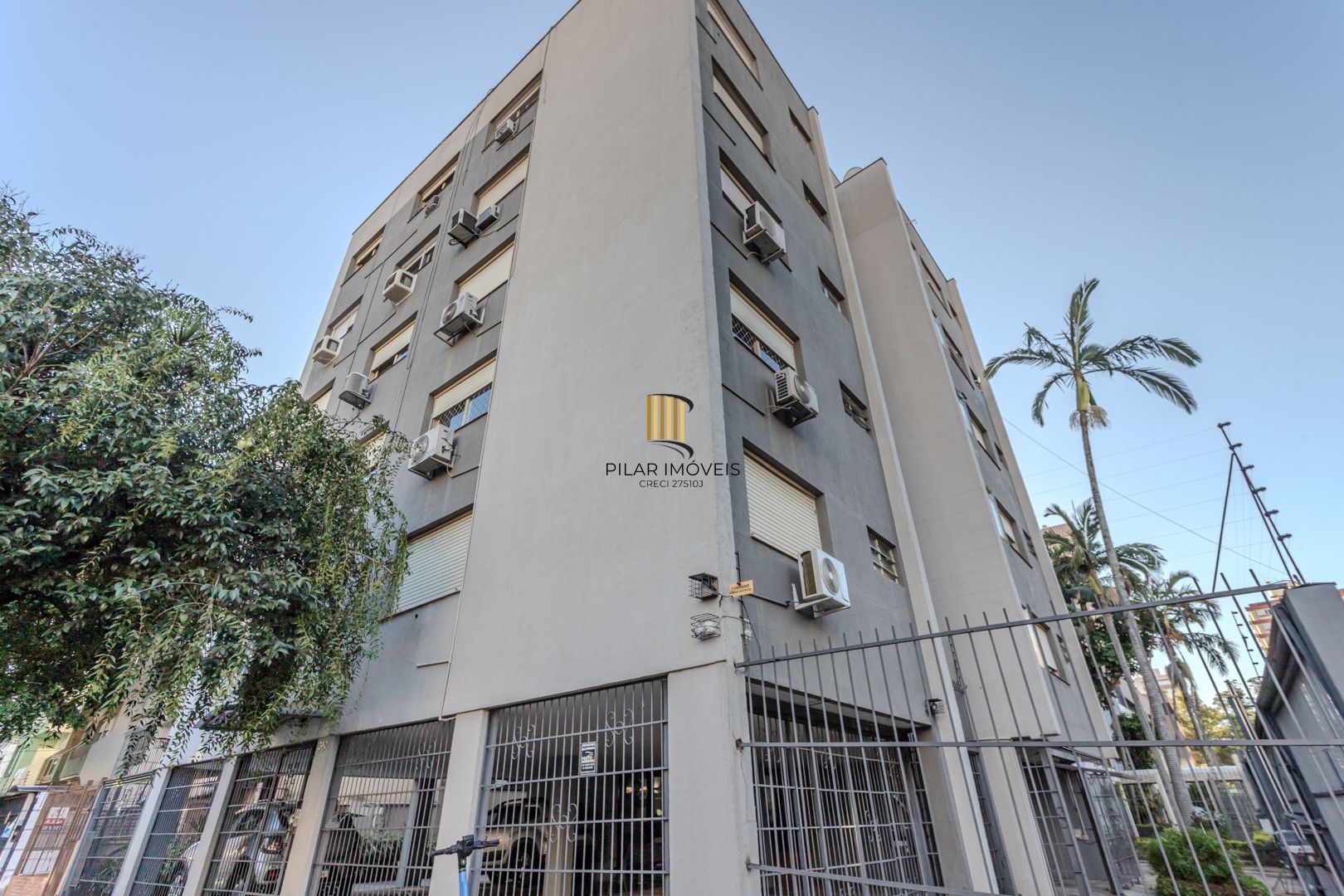 Apartamento de 2 dormitórios com dependência e vaga no bairro Santana DESOCUPADO