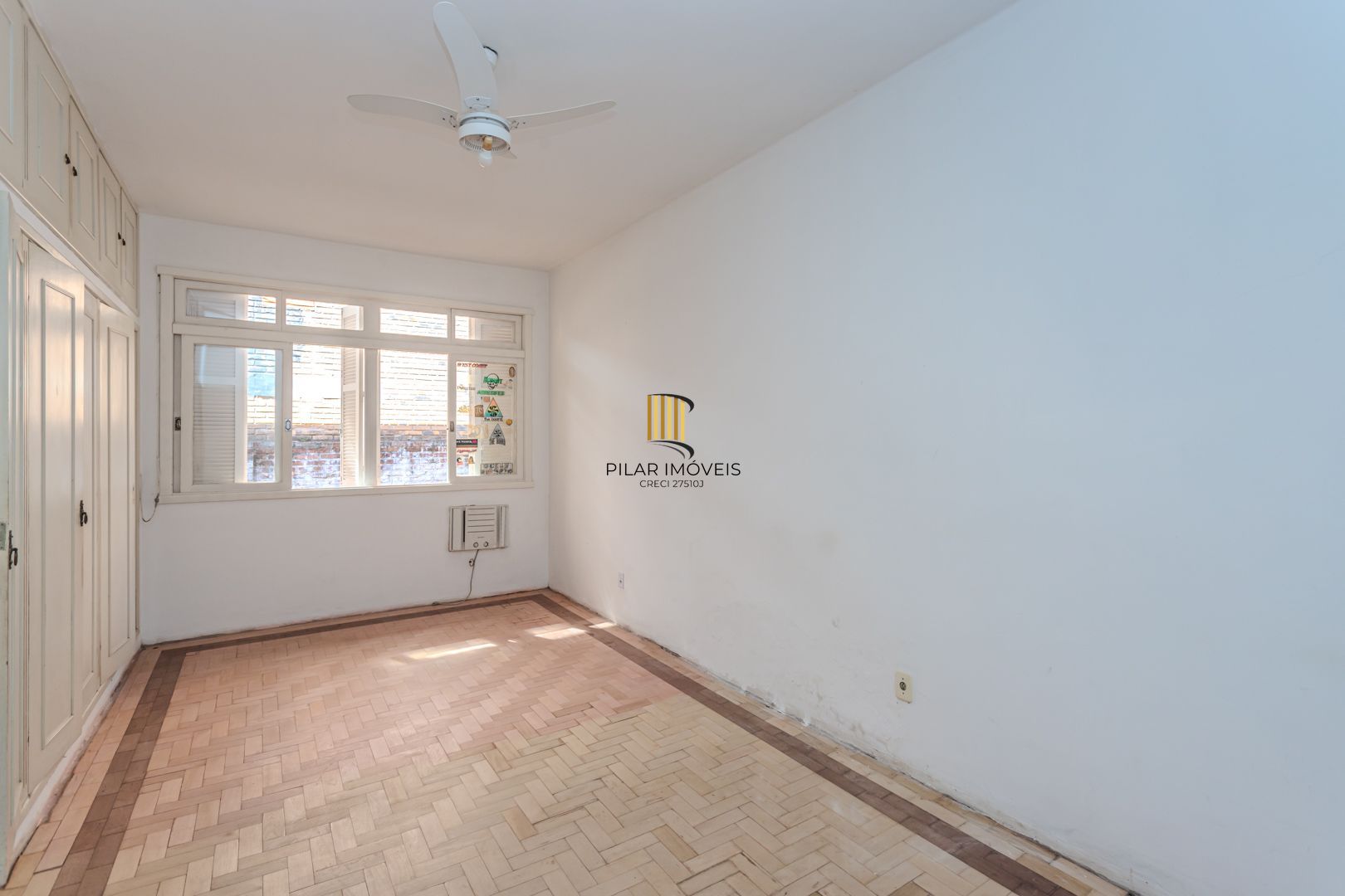 Casa no Menino Deus de 3 dormitórios e 5 vagas DESOCUPADA