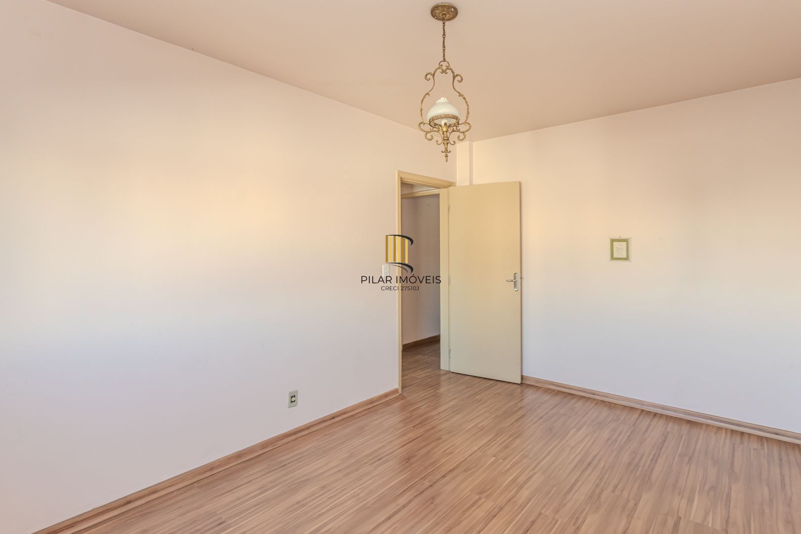 Apartamento de 2 dormitórios com dependência e vaga no bairro Santana DESOCUPADO