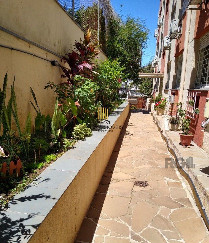 Apartamento no Petrópolis de 2 dormitórios e 2 vagas