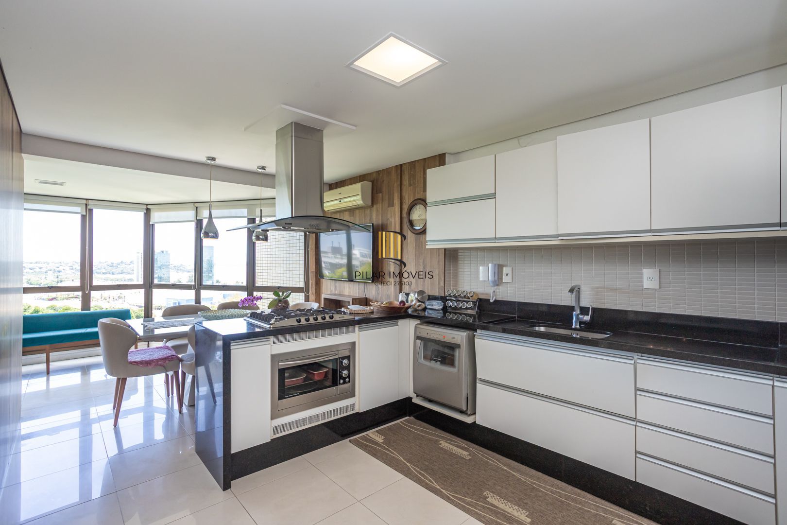 COBERTURA MOBILIADA COM VISTA PARA O GUAÍBA