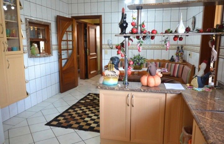Casa Comercial e Residencial com 518m² (4 quartos / 5 banheiros / 3 vagas garagem) no Bairro Partenon localizada à meia quadra da Av. Bento Gonçalves.