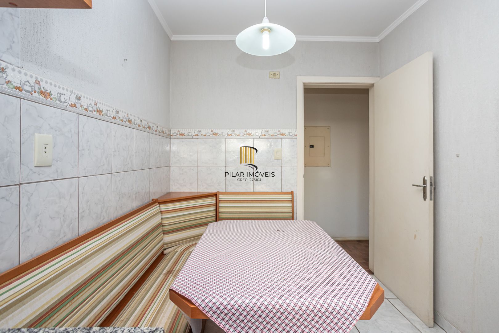 Apartamento no Petrópolis de 2 dormitórios dependência e vaga desocupado