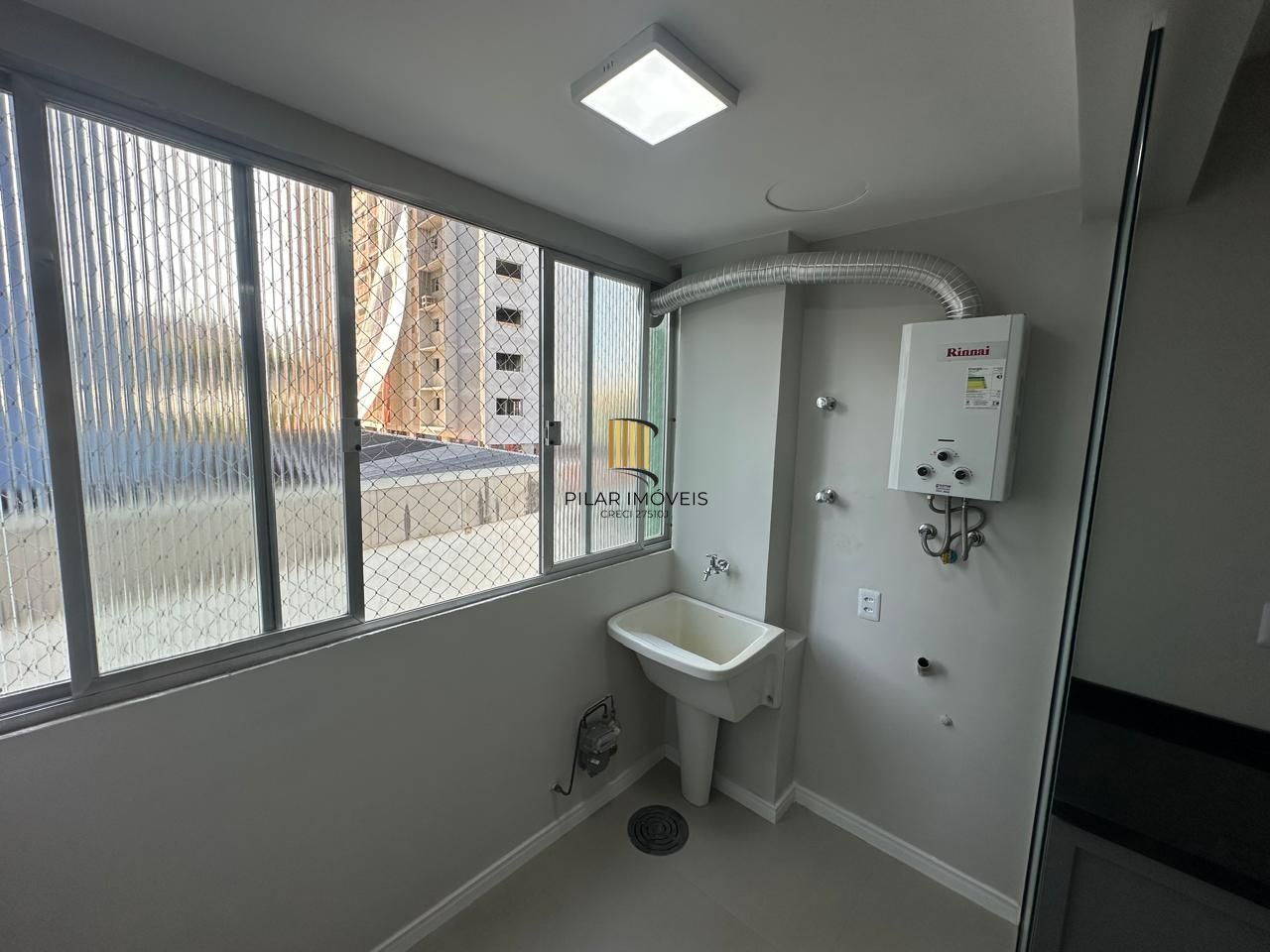 APTO COM 02 DORM. DEPENDENCIA EMP, TODO REFORMADO , SEMI-MOBILIADO, GARAGEM,  ELEVADOR