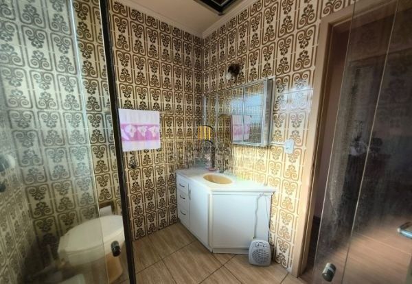 Apartamento de 2 dormitórios com dependência e vaga no bairro Santana