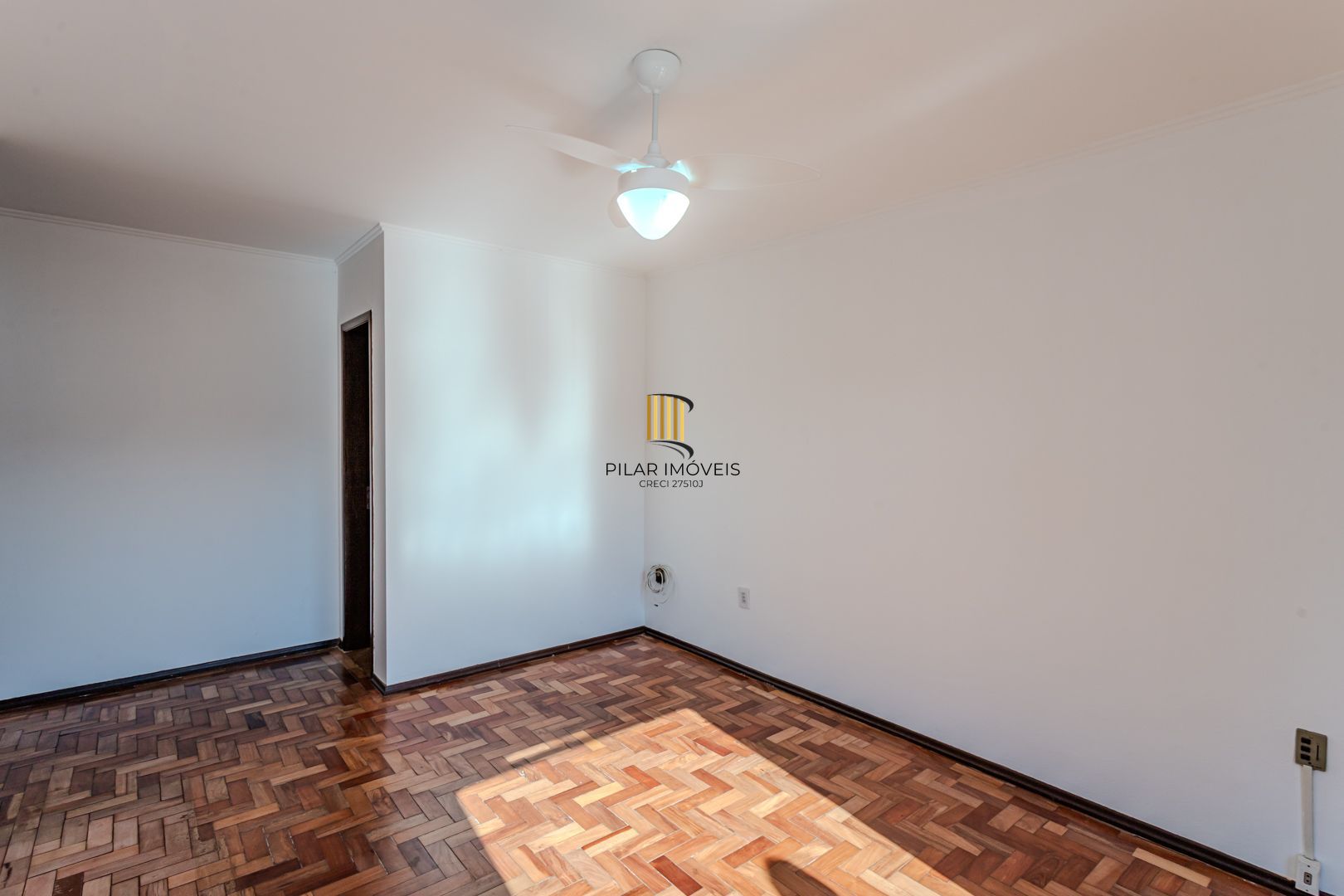 Casa no Partenon com 4 dormitórios e 4 vagas DESOCUPADA