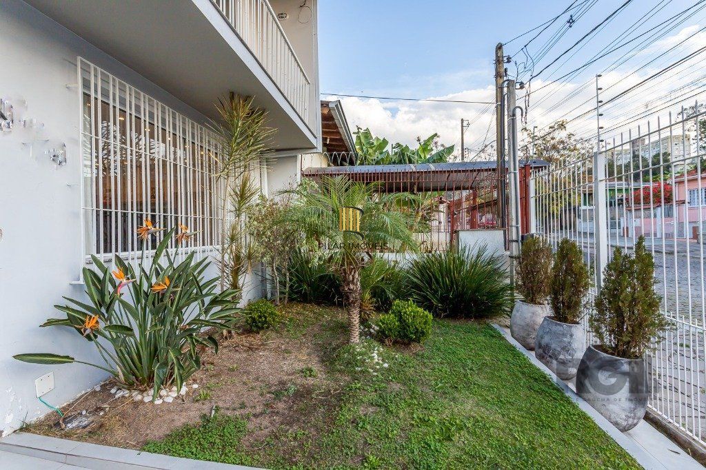 Casa sobrado no bairro Santo Antônio de 4 dormitórios e 3 vagas