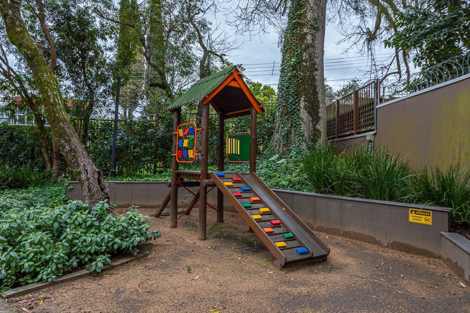 Apartamento no bairro Teresópolis de 2 dormitórios vaga e infra