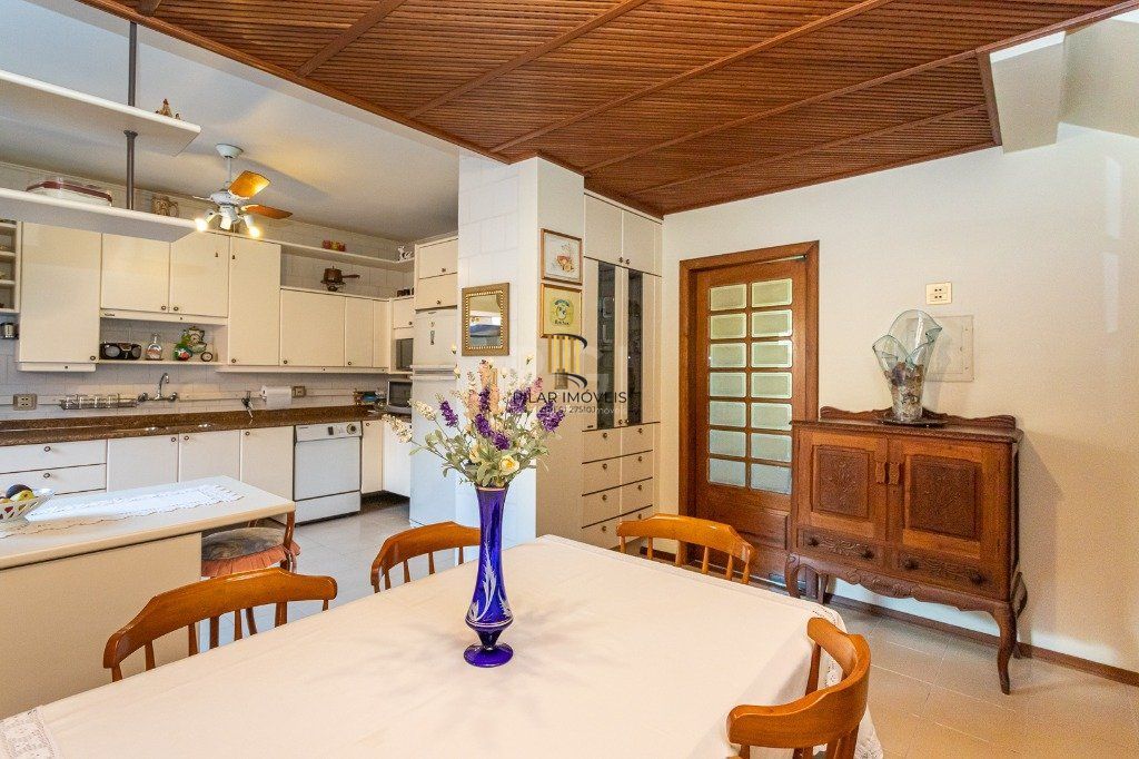 Casa sobrado no Partenon de 3 dormitórios e amplo pátio