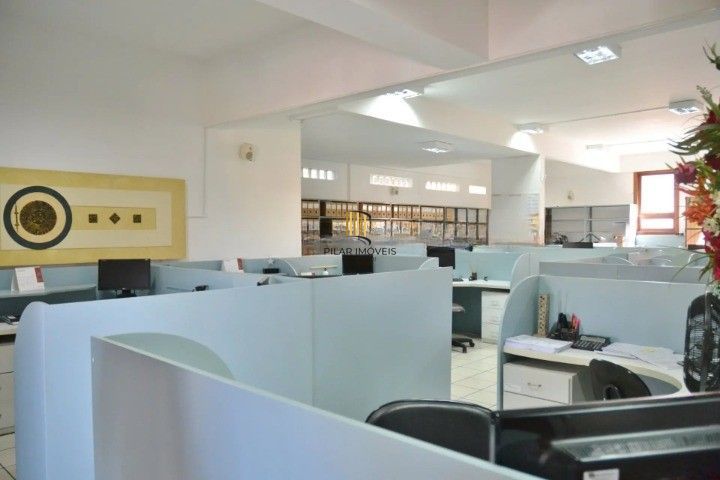 Casa Comercial e Residencial com 518m² (4 quartos / 5 banheiros / 3 vagas garagem) no Bairro Partenon localizada à meia quadra da Av. Bento Gonçalves.