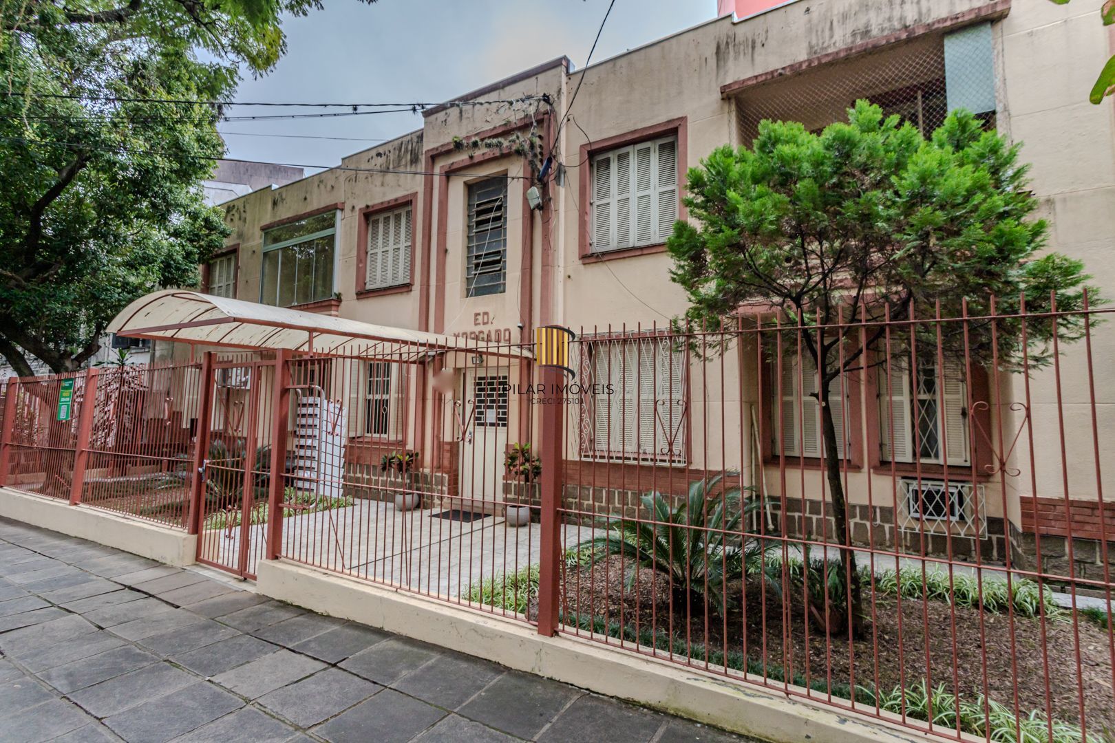 Apartamento no bairro Petrópolis de 2 dormitórios térreo com pátio DESOCUPADO