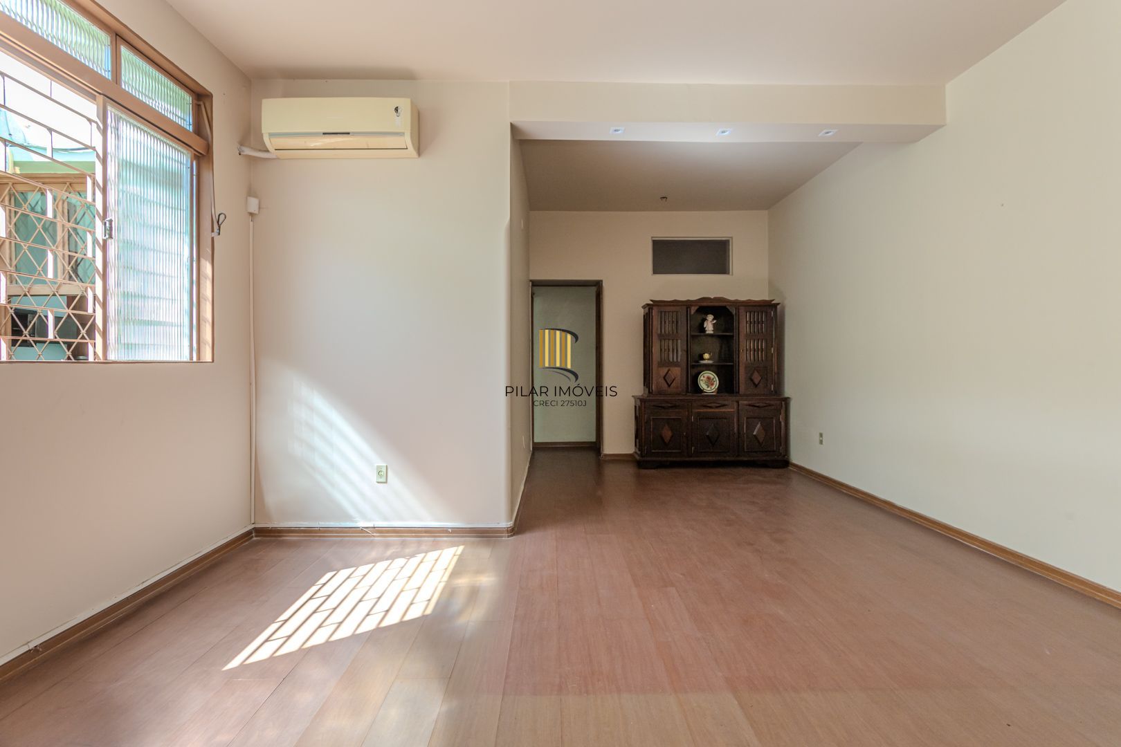 Casa sobrado no Partenon com 5 dormitórios e 4 vagas