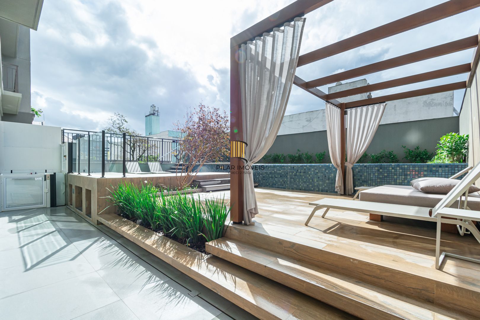 Apartamento 02 dormit com suíte e 01 vaga, no bairro Azenha, em Porto Alegre.