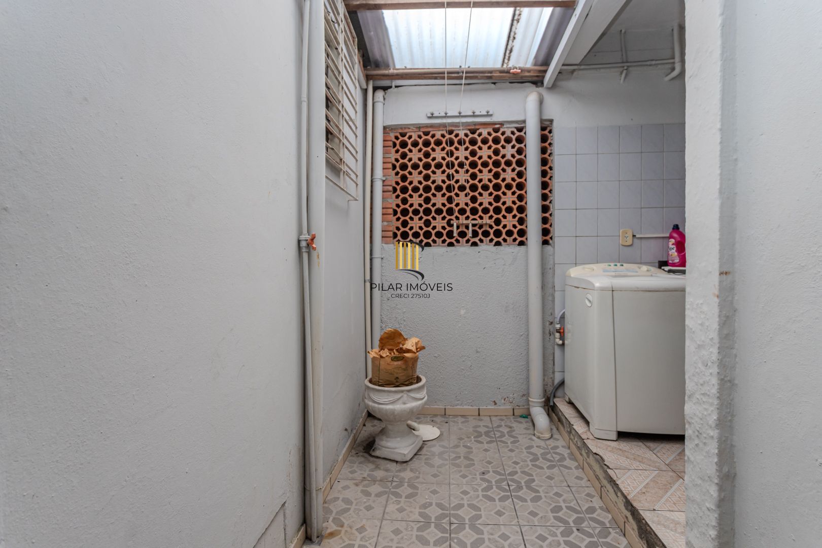 Prédio Comercial no Passo D'areia com 8 dormitórios e 8 vagas
